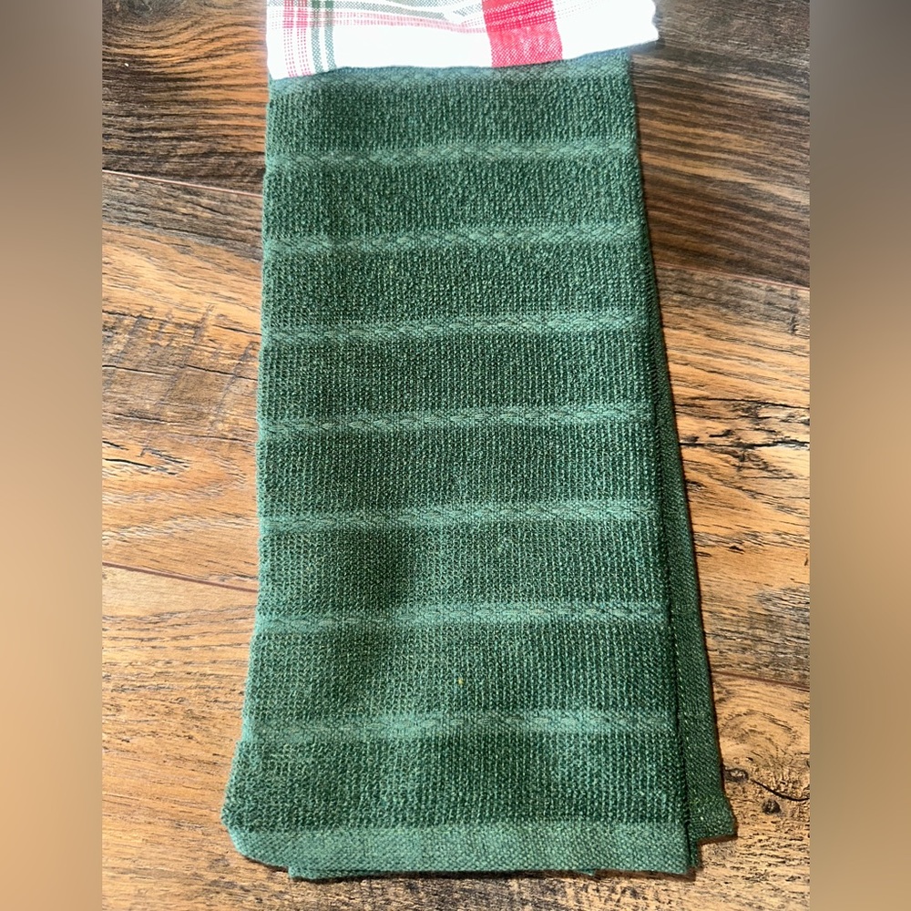 3 Kitchen Towels Traditional Christmas Pattern in Red, Green, White - New. - Picture 3 of 4